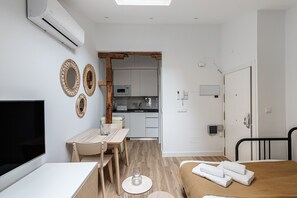 Tabla de planchar con plancha, internet y ropa de cama