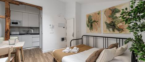 مكواة/لوح كي وخدمة الإنترنت وملاءات أسرّة