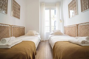 4 bedrooms, iron/ironing board, internet, bed sheets