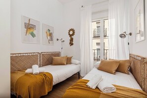 4 chambres, fer et planche à repasser, lit de bébé portatif, Wi-Fi