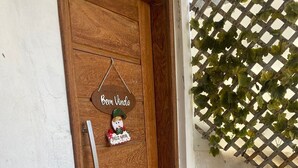 Una puerta de madera con un manillar metálico, un letrero que dice 