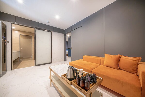 Luxury Suite | Living area | Computer monitors