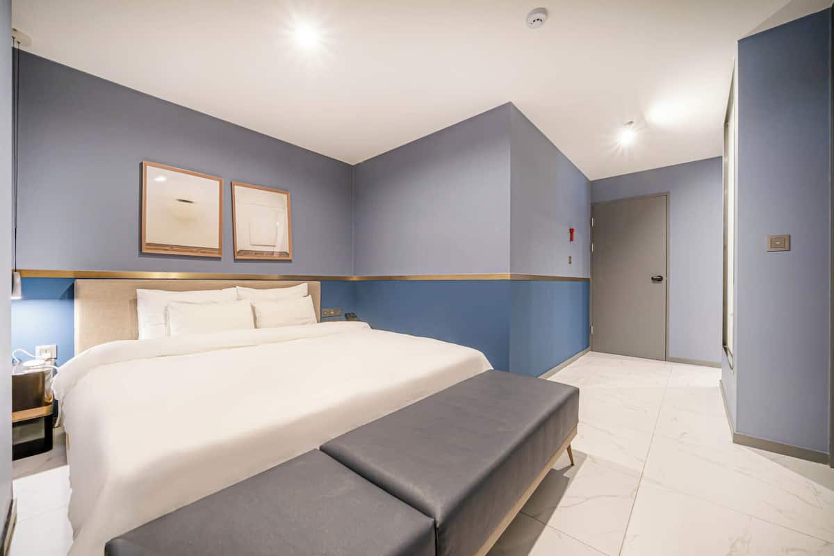 Luxury Suite | Desk, laptop workspace, blackout drapes, WiFi (free)