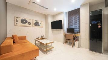 Luxury Suite | Living area | Computer monitors