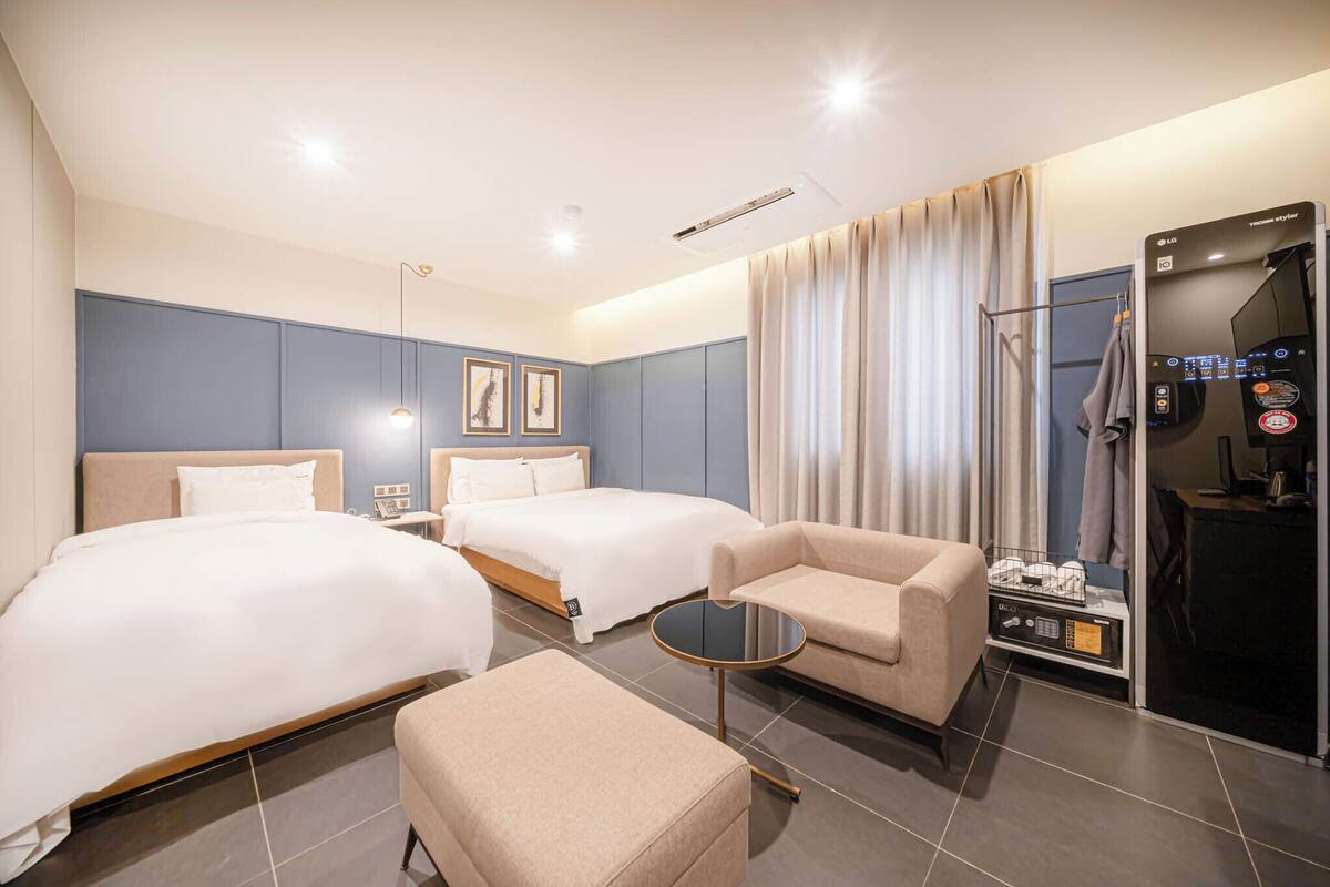 Deluxe Twin Room | Desk, laptop workspace, blackout drapes, WiFi (free)