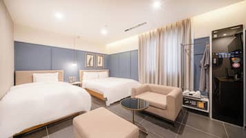 Deluxe Twin Room | Desk, laptop workspace, blackout curtains, free WiFi