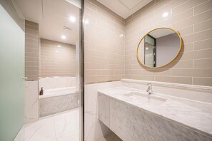 豪華雙人房 | 浴室 | 淋浴/浴缸二合一、吹風機、拖鞋、毛巾