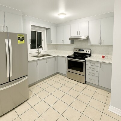 3-bedroom house in charming Brampton with WiFi, AC. Start your getaway