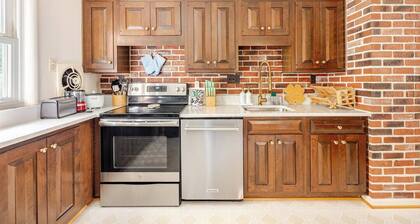3BR Home -Free Parking, Metro, WiFi Kitchen Laundry, Kids, Near DC & Downtown