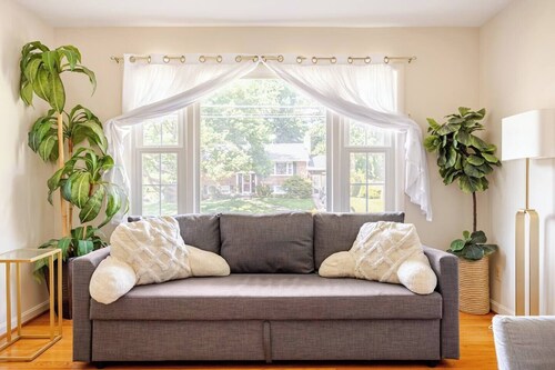 3BR Home -Free Parking, Metro, WiFi, Kitchen Laundry, Kids, Near DC & Downtown