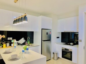 Suite estándar, 1 habitación, vista a la ciudad | Cocina privada | Refrigerador, horno, parrilla de estufa y lavavajillas 