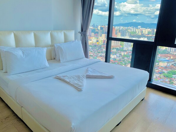 Suite estándar, 1 habitación, vista a la ciudad | Caja de seguridad en la habitación y escritorio 