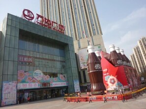 Un edificio moderno con un gran anuncio de Coca-Cola.