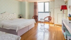 A bedroom with a bed, a chair, a table, and a window. - Jinmei Hotel (Yuhua Wanda) (Shijiazhuang)