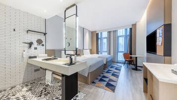 Espacio para trabajar con laptop, wifi gratis y ropa de cama