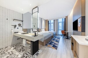 笔记本电脑工作区、免费 WiFi、床单