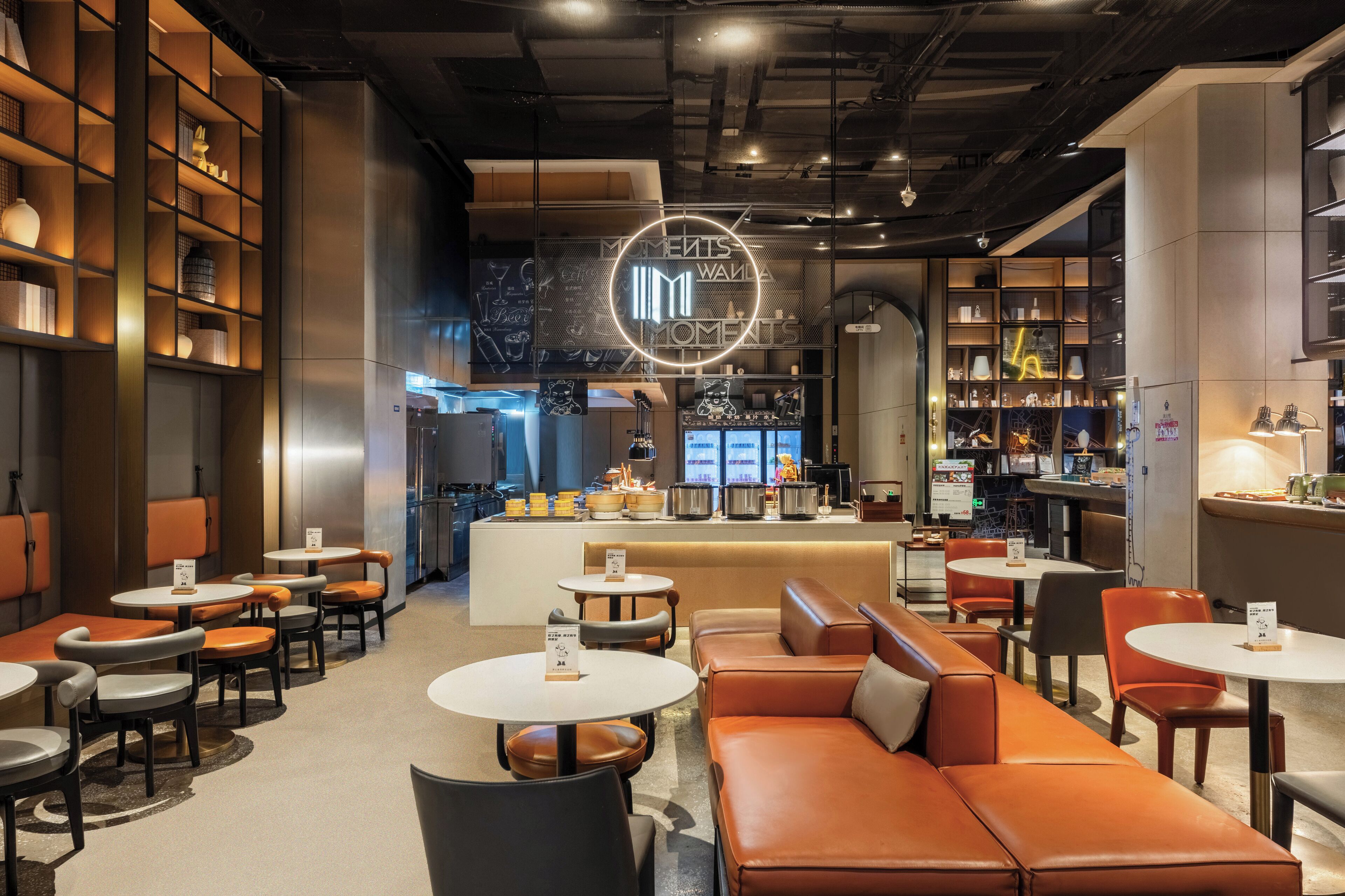 Un café moderno con asientos de cuero, una zona de bar y un menú en una pizarra.