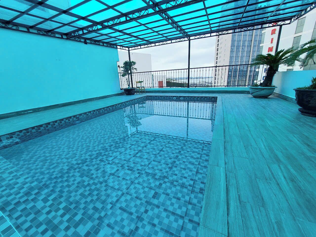 Una piscina al aire libre