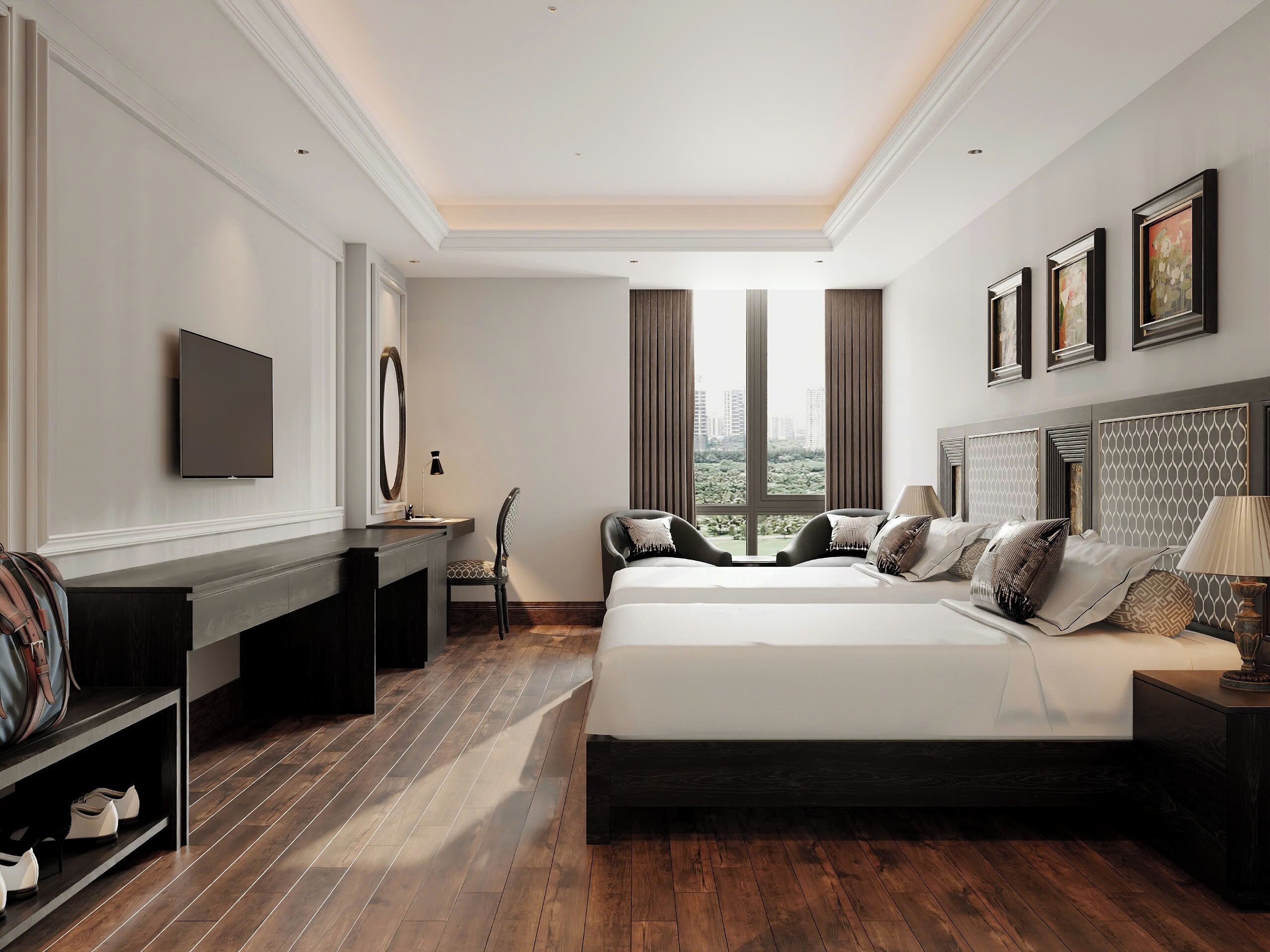 Una habitación de hotel moderna con una cama grande, un escritorio con una silla, un televisor montado en la pared y vistas a la ciudad a través de amplias ventanas.