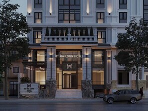 MT HA LONG HOTEL har en imponerande exteriör med en storslagen entré, stora fönster och en väl upplyst fasad.