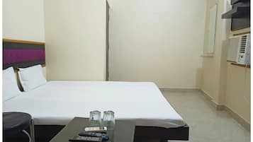 Standard Double Room | Hypo-allergenic bedding, desk, soundproofing, free WiFi