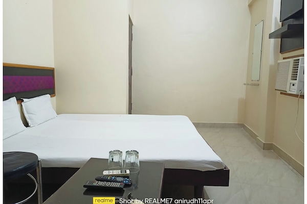 Standard Double Room | Hypo-allergenic bedding, desk, soundproofing, free WiFi