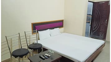 Standard Double Room, Air conditioning | Hypo-allergenic bedding, desk, soundproofing, free WiFi