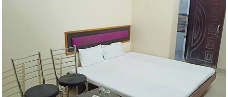 Quarto casal standard, ar-condicionado | Roupas de cama antialérgicas, escrivaninha, quartos à prova de som