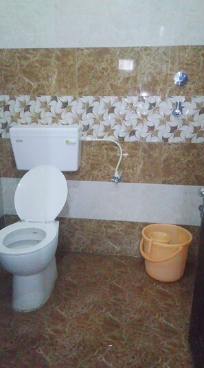 Phòng đôi Tiêu chuẩn | Phòng tắm | Buồng tắm vòi sen, vòi sen phun mưa, dép đi trong nhà, khăn tắm 