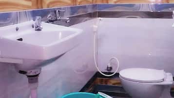 Habitación Deluxe doble, vistas a la ciudad | Baño | Ducha, artículos de higiene personal gratuitos, toallas y jabón
