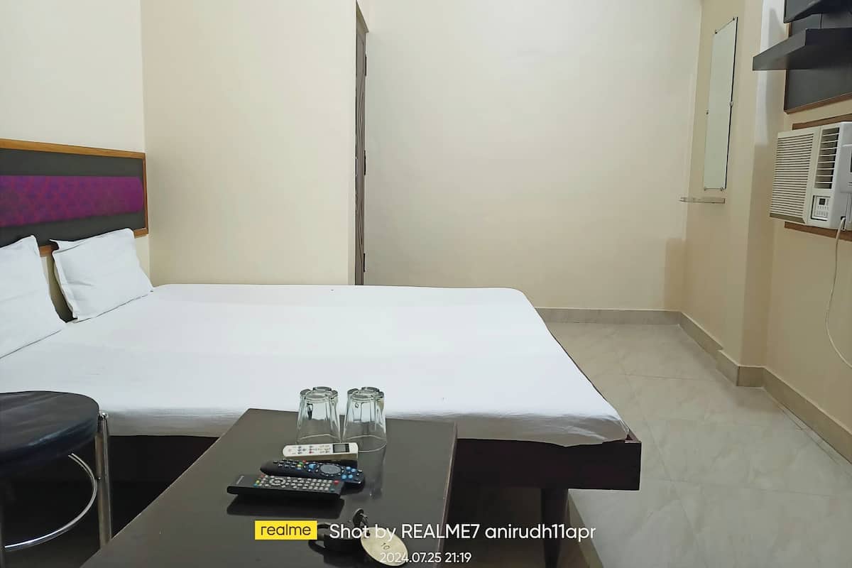 Standard Double Room | Hypo-allergenic bedding, desk, soundproofing, free WiFi