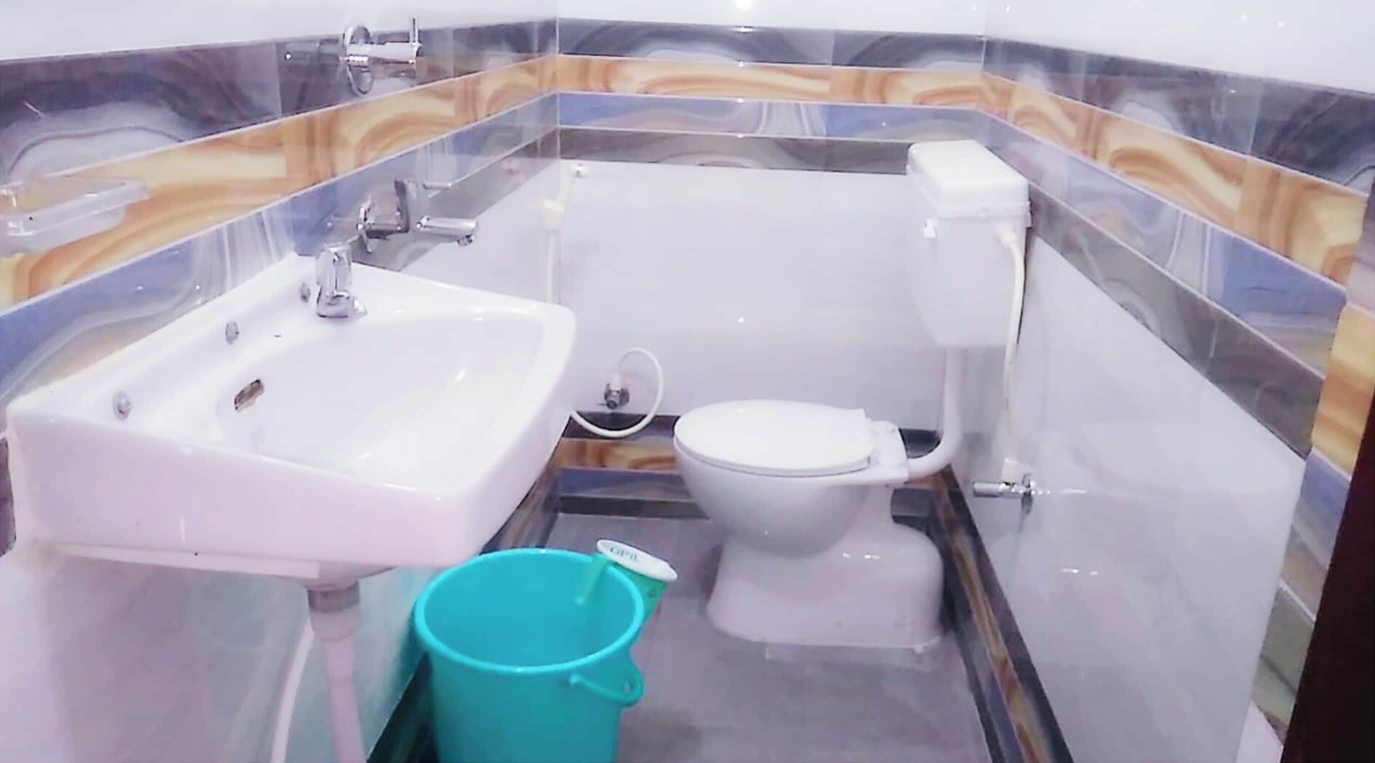 Single Room | Bathroom | Shower, rainfall showerhead, slippers, towels