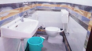 Einzelzimmer | Badezimmer | Dusche, Regendusche, Hausschuhe, Handtücher