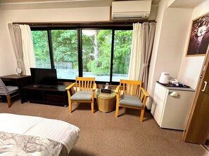 Cortinas blackout, wifi gratis y ropa de cama 