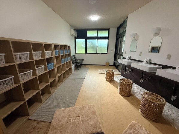 Articles de toilette gratuits, sèche-cheveux, chaussons, bidet