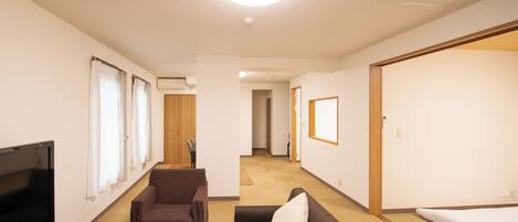 Family Room, 6 Bedrooms, Non Smoking | Blackout curtains, free WiFi, bed sheets
