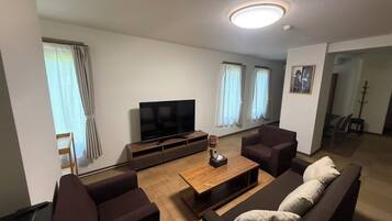 Blackout drapes, free WiFi, bed sheets