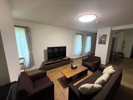 Cortinas blackout, wifi gratis y ropa de cama 