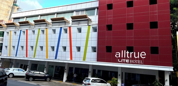 Experience the sleek, modern design of the Alltrue Lite Hotel, featuring a flat roof and vertical windows.