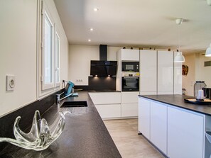 Frigorífico, microondas, horno y lavavajillas