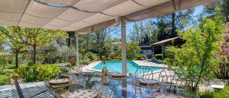 تناول الطعام بالخارج