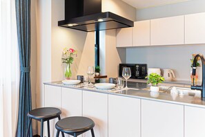 Kühlschrank, Mikrowelle, Herdplatte, Reiskocher