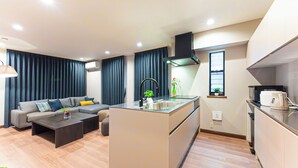 Un apartamento moderno con sala de estar, cocina y comedor.