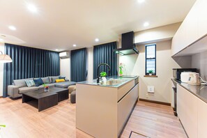 Geladeira, micro-ondas, cooktop, chaleira elétrica