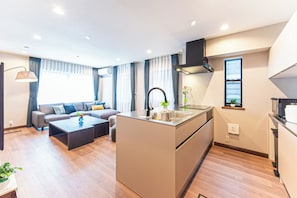 Fridge, microwave, stovetop, electric kettle - Poka Villa Aoyama (Tokyo)