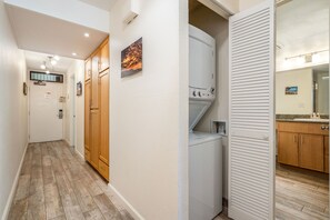 Interior - Experience Kamaole Sands 6-202, Stunning Renovation, Ocean View, Wi-Fi, Split AC (Kihei)