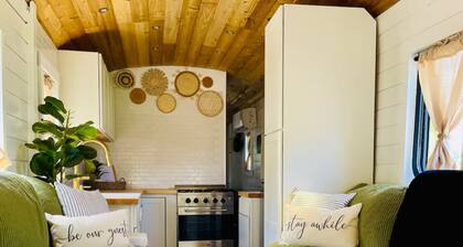 Tiny Home School Bus with 1 bedroom and WiFi, AC in charming Titusville