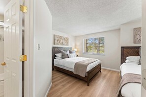 3 habitaciones, escritorio y tabla de planchar con plancha