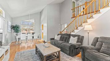 Televisión, chimenea, libros y oficina