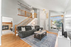 TV, fireplace, books, offices - Cozy 3BR Family Home with Patio & BBQ grill, Close to Casinos and Shops (Reno)